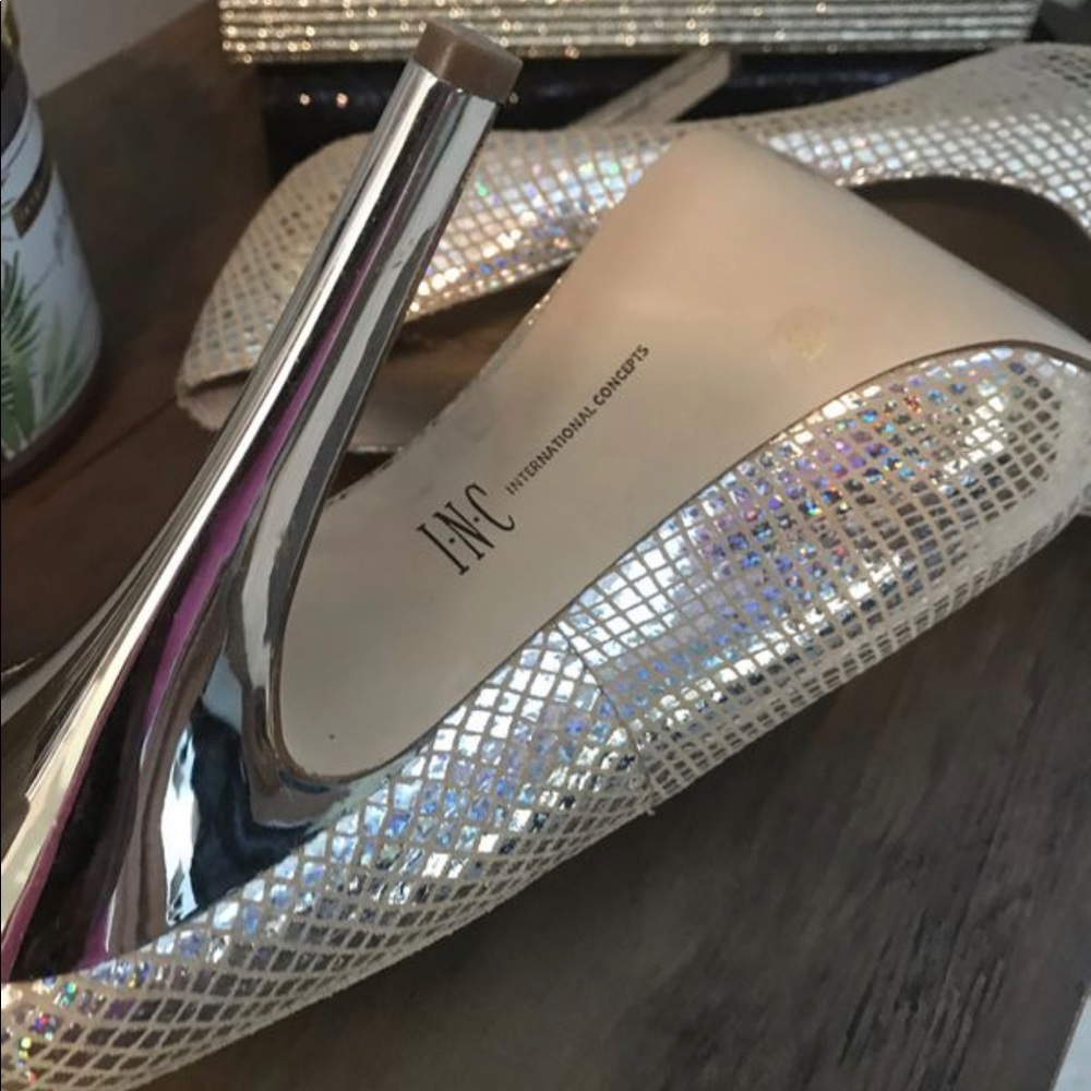 Soft gold / soft silver iridescent peek toe heel - Picture 3 of 4